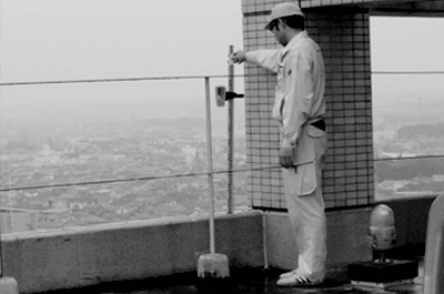 調査してる職人