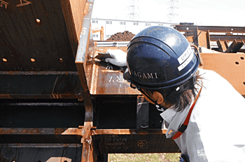 相模理工の検査職人が溶接部の境目を確認している。