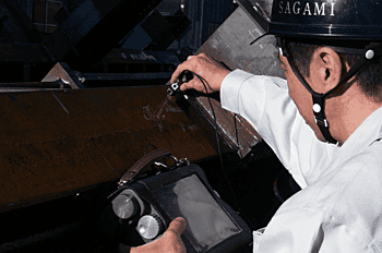 相模理工の検査職人が溶接部の境目を確認している。